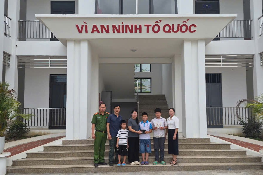 Hai học sinh nhặt được tài sản, trả lại người đánh rơi tại xã Bình Giang